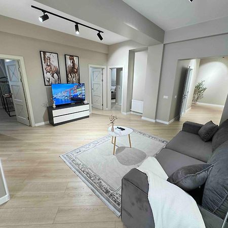 Rentnow Modern Business Apartment With 3 Bedrooms In Centre Chişinău Esterno foto