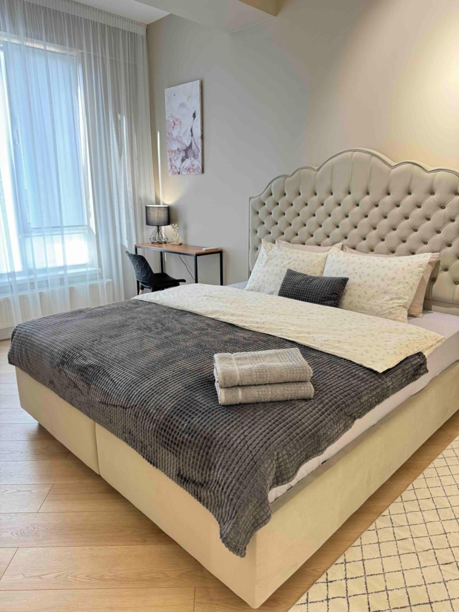 Rentnow Modern Business Apartment With 3 Bedrooms In Centre Chişinău Esterno foto