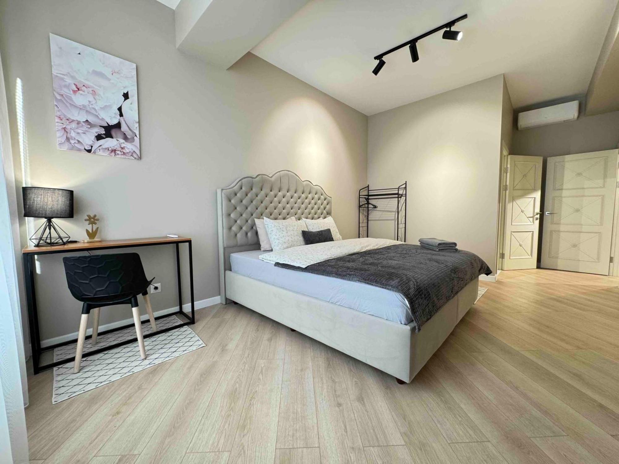 Rentnow Modern Business Apartment With 3 Bedrooms In Centre Chişinău Esterno foto