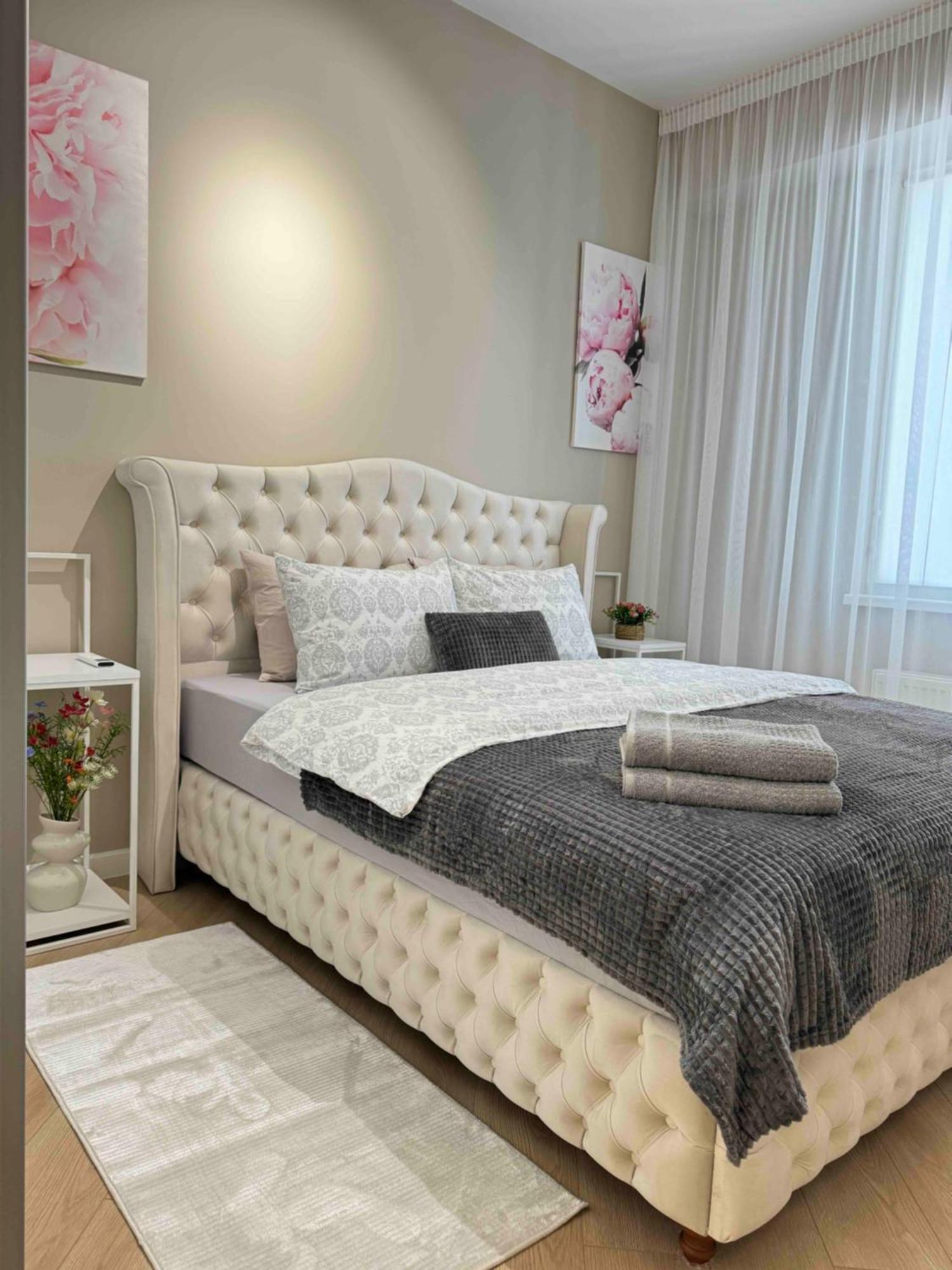 Rentnow Modern Business Apartment With 3 Bedrooms In Centre Chişinău Esterno foto