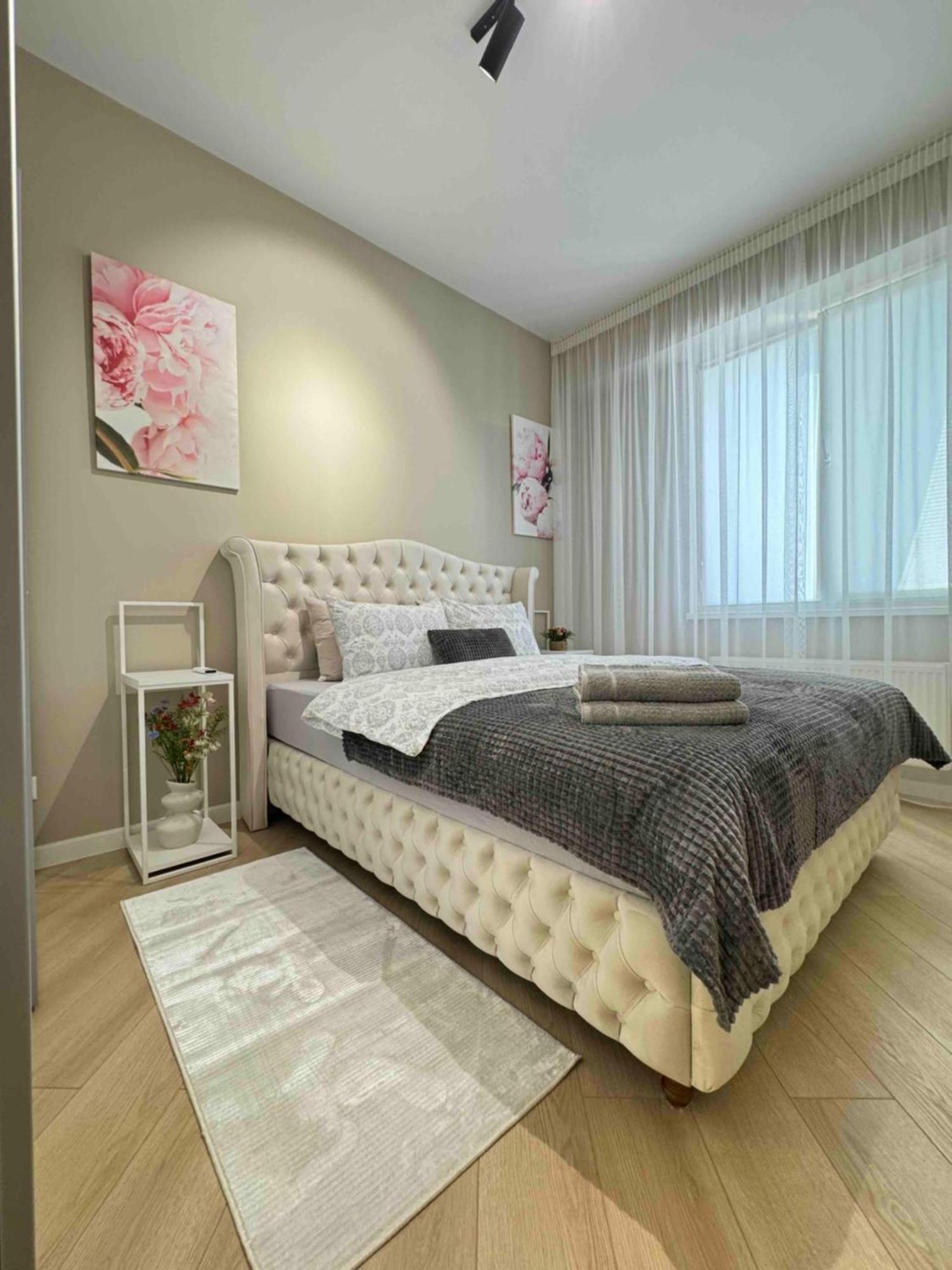 Rentnow Modern Business Apartment With 3 Bedrooms In Centre Chişinău Esterno foto