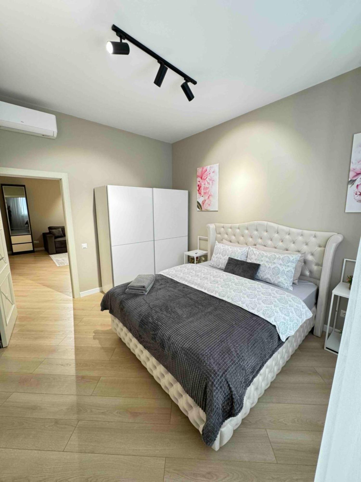 Rentnow Modern Business Apartment With 3 Bedrooms In Centre Chişinău Esterno foto
