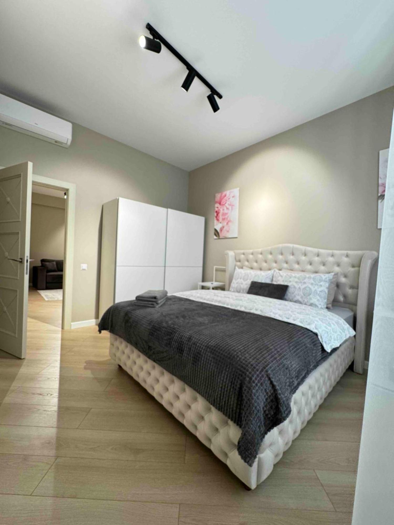 Rentnow Modern Business Apartment With 3 Bedrooms In Centre Chişinău Esterno foto