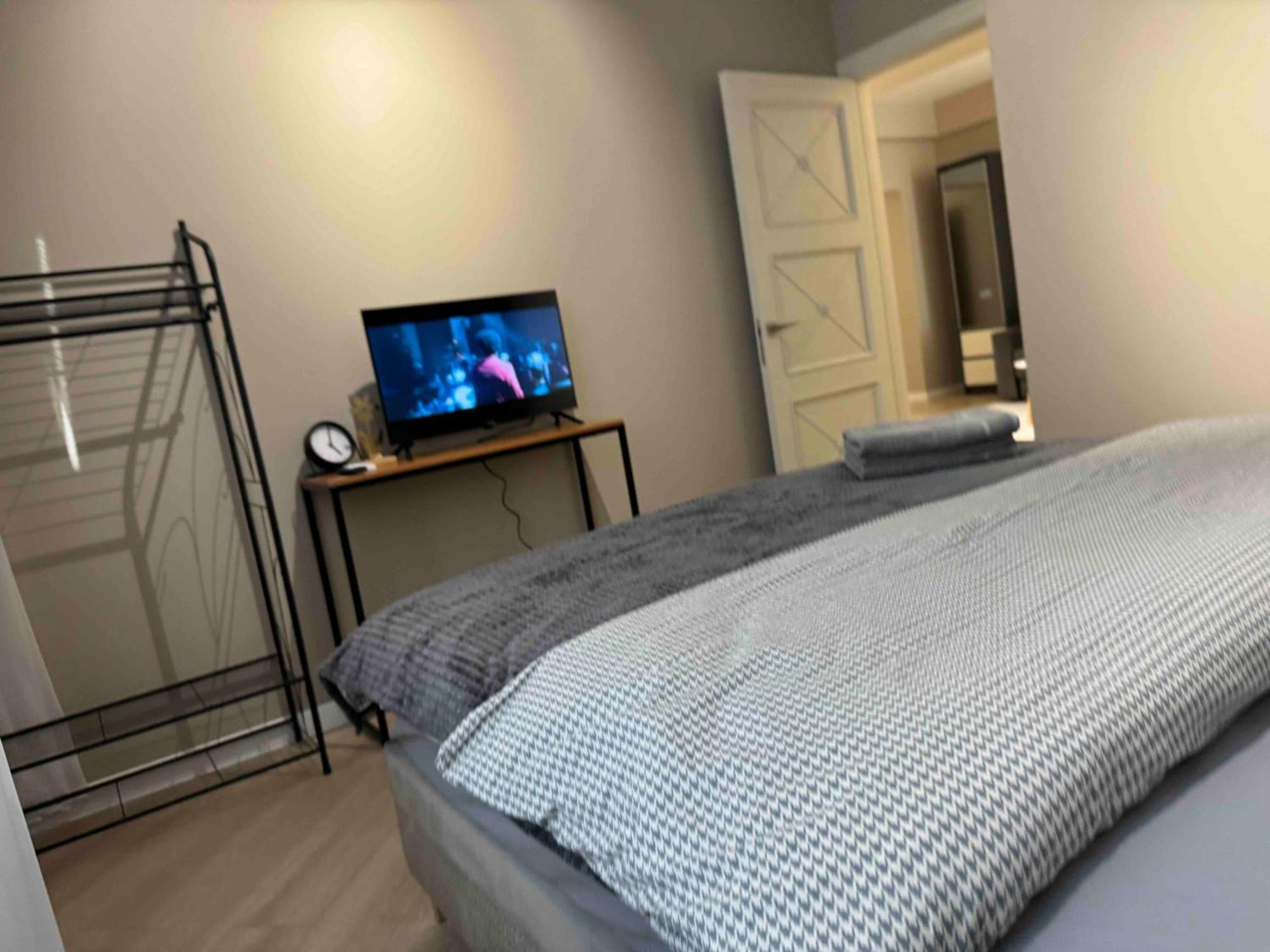 Rentnow Modern Business Apartment With 3 Bedrooms In Centre Chişinău Esterno foto